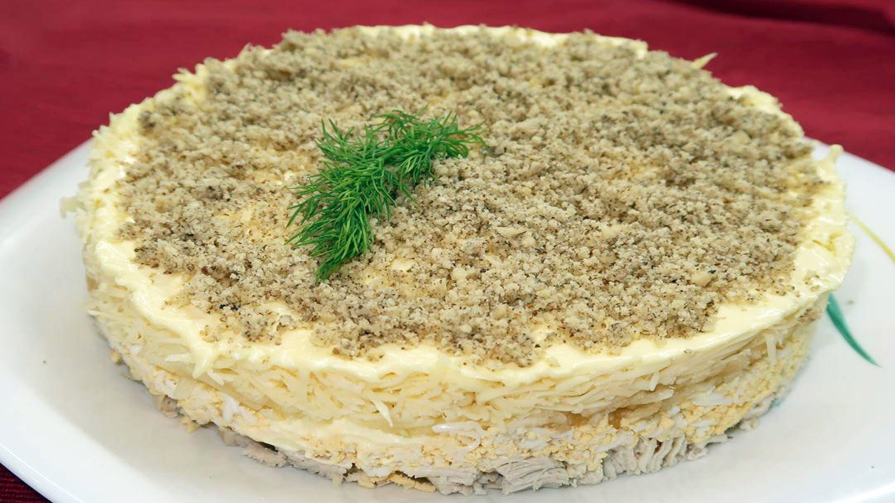 Очень вкусный салат с курицей, яблоком и сыром. Слоеный салат быстро и вкусно смотреть онлайн