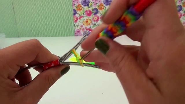 Браслет из резинок на трех зубцах на двух вилках Rainbow Loom смотреть онлайн
