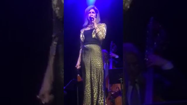 Jane Ogle sings Big Spender смотреть онлайн