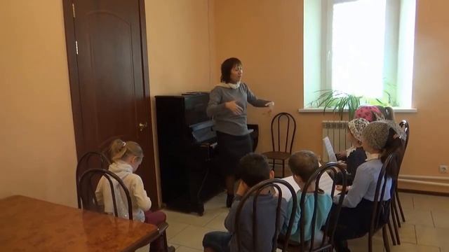 Занятия церковного и хорового пения в Воскресной школе Свято-Митрофановского храма смотреть онлайн