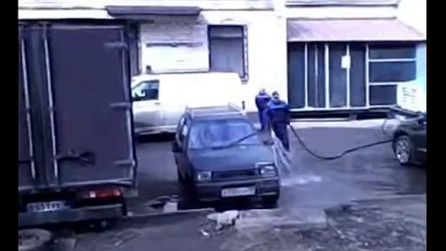 В Санкт-Петербурге ЖКХ моет асфальт во дворе - ЗАЧЕМ?