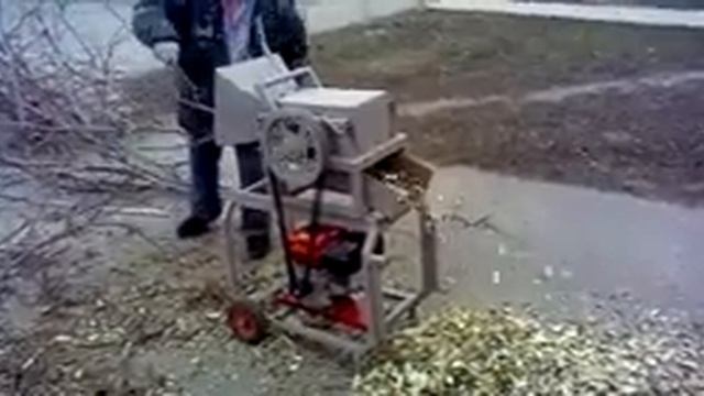 Измельчитель - сучкорез с двигателем от мотокультиватора смотреть онлайн