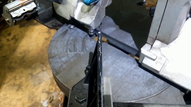 Ленточная пила Макита в стационарном поворотном столе смотреть онлайн