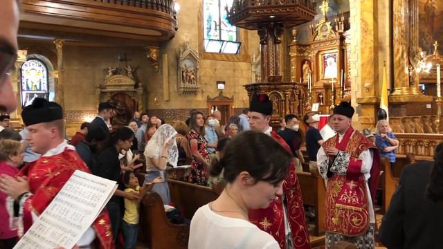 St. John Cantius Church, Chicago - Pentecost Rose Pedals - 5/23/2021 смотреть онлайн