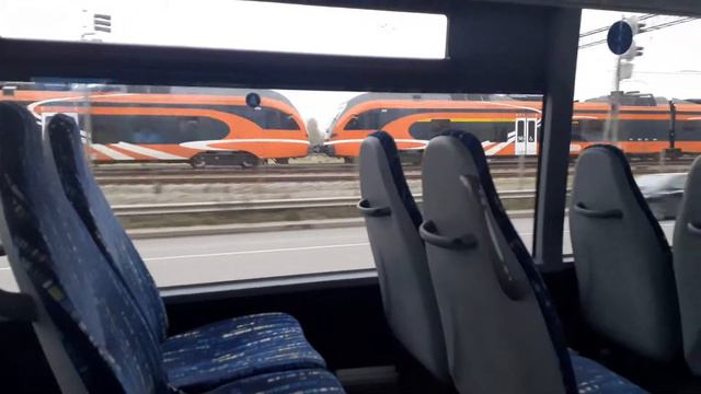 Гонка поезда и автобуса. Штадлерский дизель-поезд близ. о.п. Юлемисте. Train and bus race. смотреть онлайн