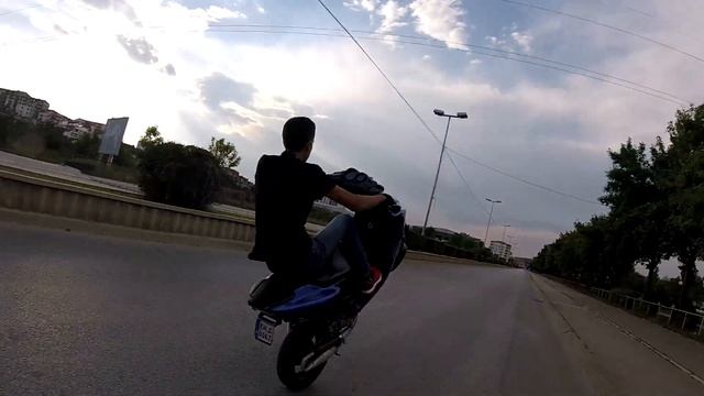 Yamaha Aerox | Wheelie смотреть онлайн