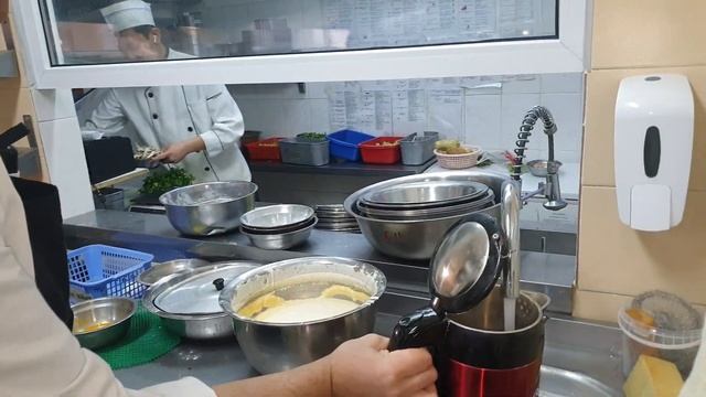 НАШУМЕВШИЕ БАКЛАЖАНЫ С ПЕРЦЕМ ПО-КИТАЙСКИ В РЕСТОРАНЕ ОТ ШЕФ ПОВАРА НУРИКА, ДРУЖНЫЙ КОЛЛЕКТИВ смотреть онлайн