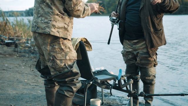 Огромный рак вцепился в палец. Поймал на фидер! смотреть онлайн