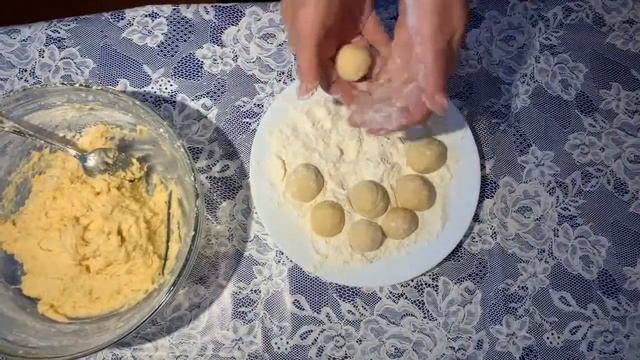 Супер творожные колобки, дети их обожают . В середину еще можно положить начинку . смотреть онлайн