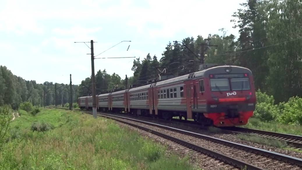 Электропезд ЭД9Э-0009 сообщением Семёнов - Нижний Новгород отправляется со пл. Рекшино смотреть онлайн