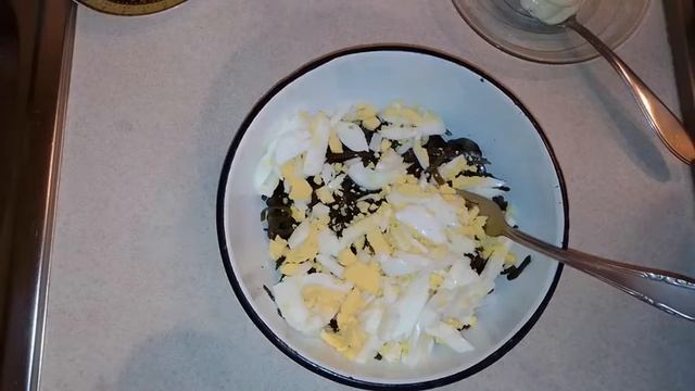 Салат с МОРСКОЙ КАПУСТОЙ и с Яйцом | Дешевый салат на скорую руку | смотреть онлайн