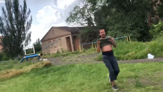 БОМЖИ ИГРАЮТ В ФУТБОЛ НА РАКУХУ смотреть онлайн