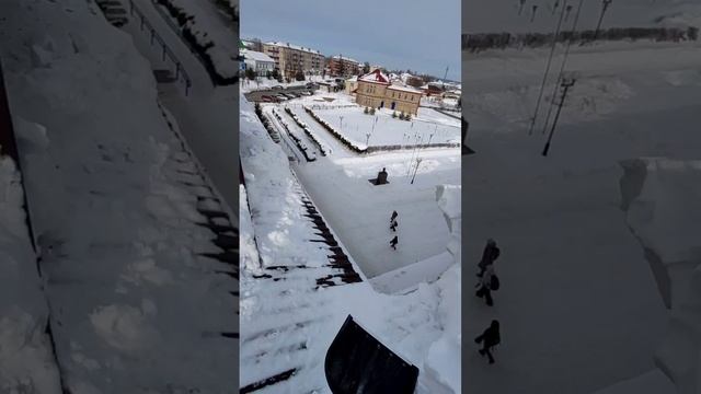 Чистка снега со школы. Промышленный альпинизм.