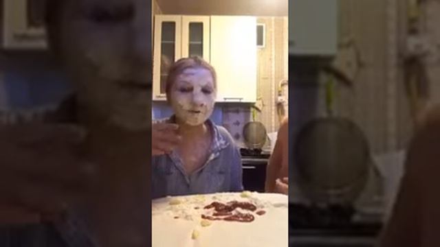 Муж с женой играют в камень ножницы бумага смотреть онлайн