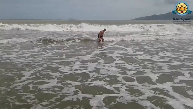 Мой заплыв на пляже в Нячанге. Волны и купание. смотреть онлайн