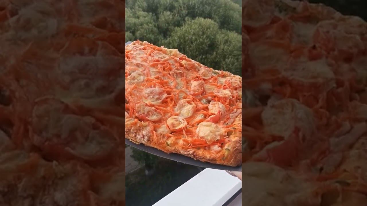 Пицца с ветчиной, помидорами, морковью по-корейски и солеными  огурчиками