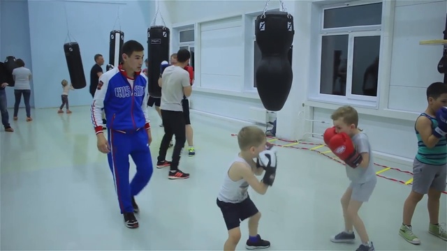 Открытая тренировка по боксу для детей и взрослых. Спарринг, отработка ударов, заминка смотреть онлайн