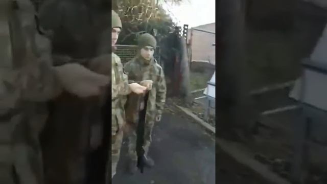 Солдата попросили одеть автомат на плечо.The soldier was asked to put a machine gun on his shoulder смотреть онлайн