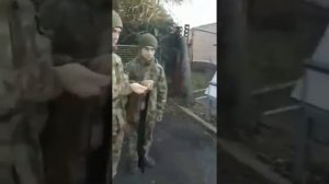Солдата попросили одеть автомат на плечо.The soldier was asked to put a machine gun on his shoulder