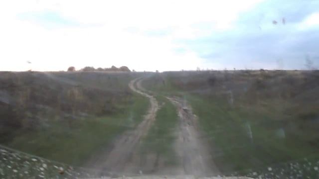 Луаз. Їзда польовій дорозі після дощу смотреть онлайн