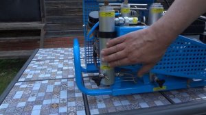 компрессор для накачки баллонов.