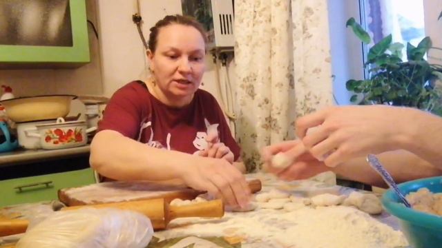 ЛЕПИМ ВАРЕНИКИ КАПУСТНЫЕ смотреть онлайн