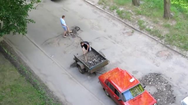 Люди засыпают ямы во дворах своими силами смотреть онлайн