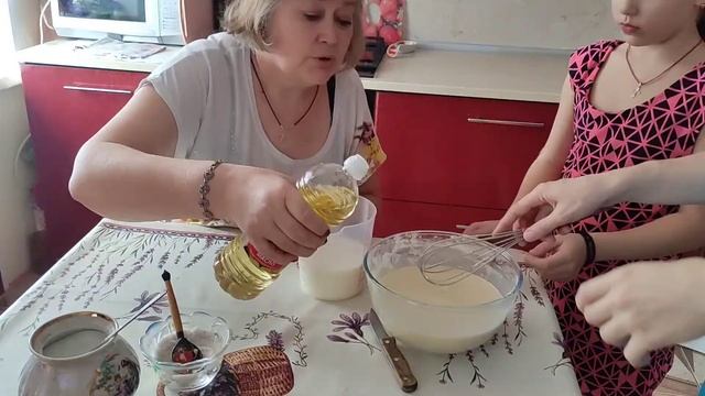 Всех с Масленицей. Печем блинчики. Как всегда на глазок-очень вкусно. смотреть онлайн