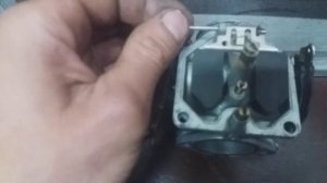 Переливає карбюратор мотоцикла