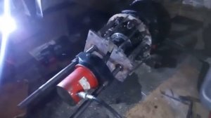 Снятие ступицы на самосвале Scania шкворнедавом.