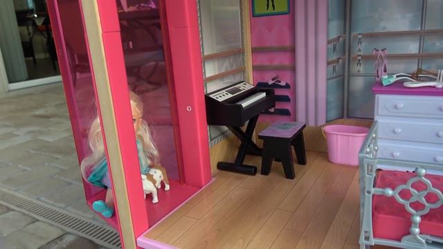 ANNA ELSA VISIT CHELSEA's HOUSE - Gift - Pet