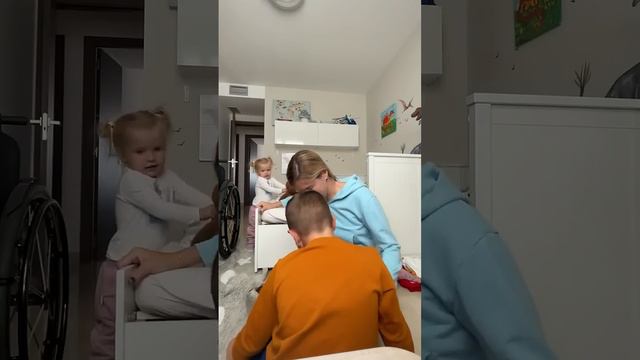 Как я залезаю обратно на коляску с пола? #инвалид #мама #wheelchair #инвалидностьнеприговор смотреть онлайн