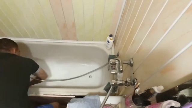 Экспериментирую с покраской ванны на месте. Чем покрасить ванную. Красим ванну своими руками. смотреть онлайн