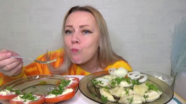 МУКБАНГ ВАРЕНИКИ С СЫРЫМ КАРТОФЕЛЕМ,САЛОМ И ЛУКОМ,,ПОМИДОРЫ С ЧЕСНОКОМ///Mukbang еда на камеру/ смотреть онлайн