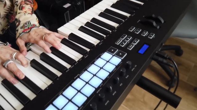 Yali Blank playing Launchkey 88 смотреть онлайн
