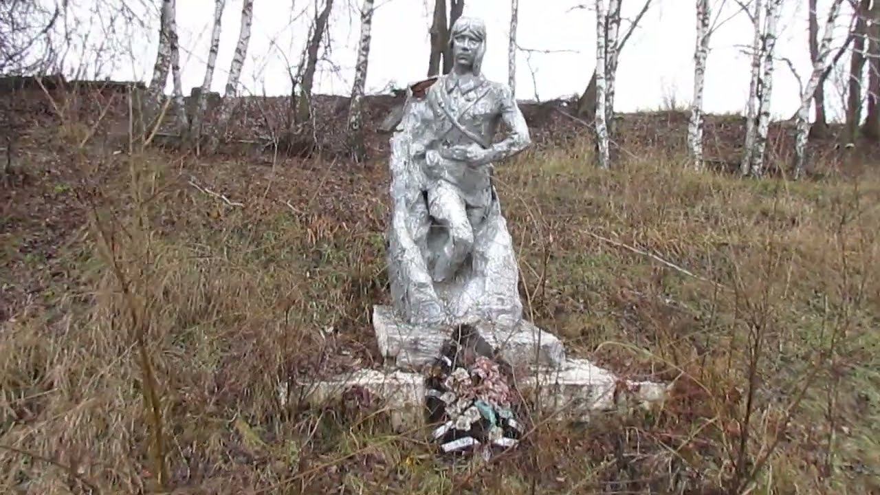 Сквер с памятником В.В. Талалихину в селе Тепловка (Вольский район).