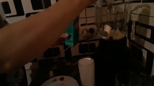 Как приготовить шоколадно-банановый коктейль. смотреть онлайн