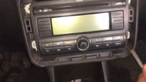 Как снять штатную магнитолу на автомобиле Skoda Fabia,Roomster