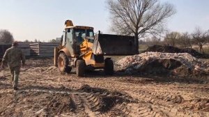 Jcb 3CX работа передним ковшом экскаватора