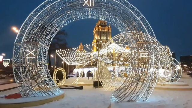 Москва новогодняя. Новогодние украшения 2021 на набережной возле гостиницы Украина смотреть онлайн