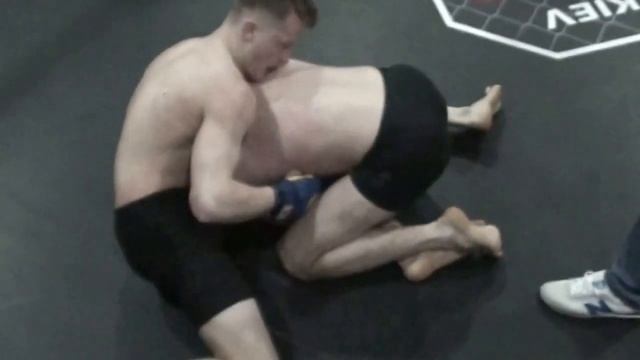 ММА. Лига аматорских боев "куZня". Руслан «KING» Гелешко VS Александр «Dr. ELIV» Волошин смотреть онлайн