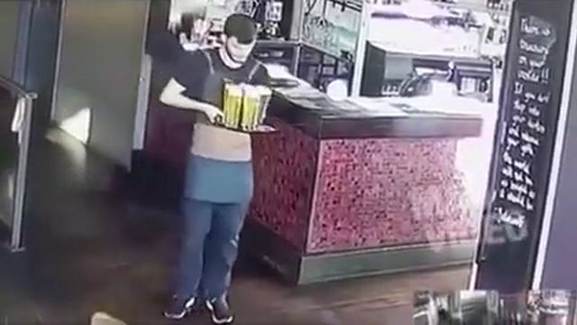 Самый неуклюжий официант