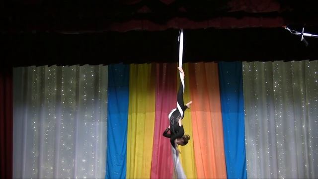 Воздушная гимнастка на полотнах Д. Зайкина смотреть онлайн