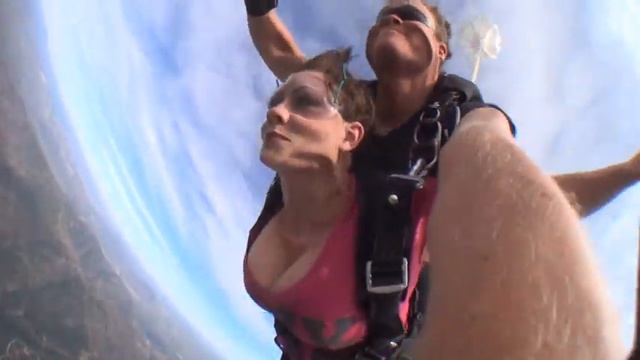 Laura Molina Skydiving смотреть онлайн