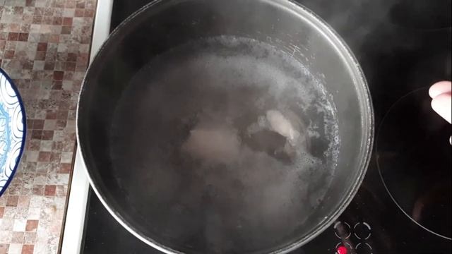 Как приготовить вареную курицу(индейку) белую. Отвариваем курицу и говорим что можно из нее делать? смотреть онлайн