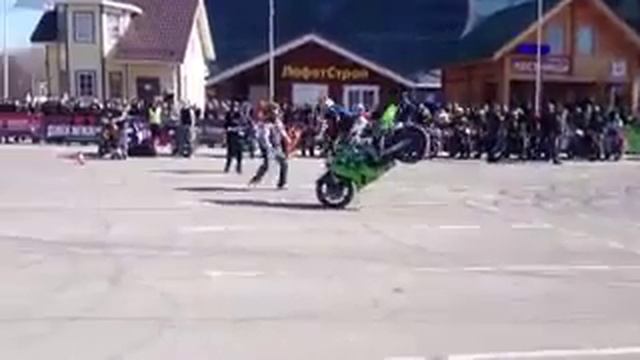 ТОП 2015 УЛЕТНЫЕ ТРЮКИ на Спортивном Мотоцикле / moto freestyle top смотреть онлайн