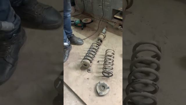 Как быстро разобрать стойку амортизатора смотреть онлайн