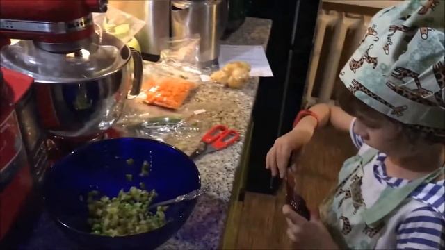 МиниБандит Макар готовит винегрет по рецепту Элементаре