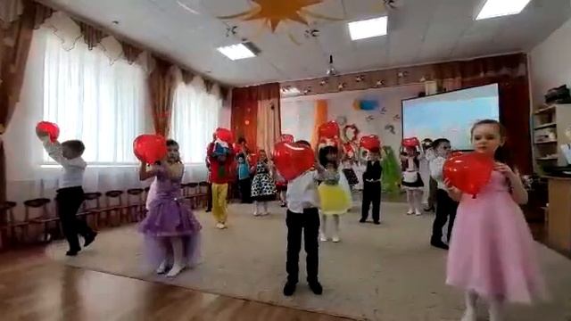 Танец с сердцами. Подготовительная группа смотреть онлайн