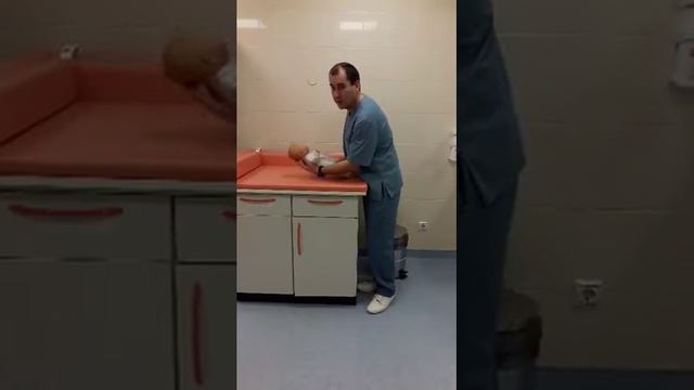 Как держать новорожденного-часть 1-я смотреть онлайн
